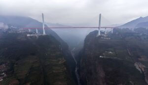 La Chine inaugure le plus haut pont du monde, culminant à 565 mètres