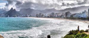 Vue panoramique de Rio de Janeiro avec ses célèbres montagnes et plages