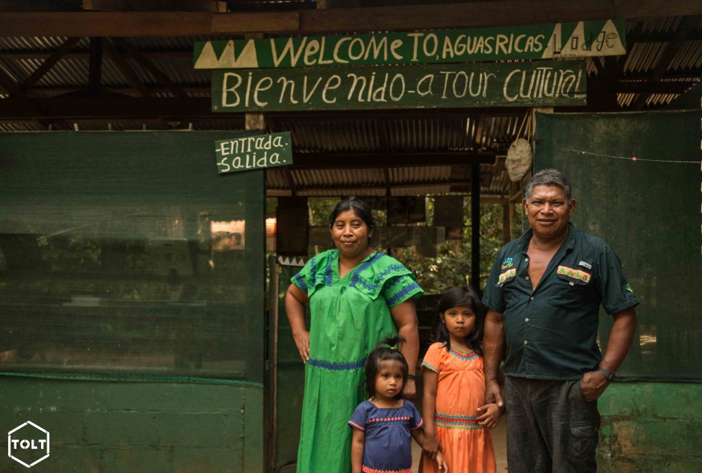 Famille indigènes ngöbe Costa Rica