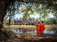 Moines devant le temple d'Angkor Vat au Cambodge