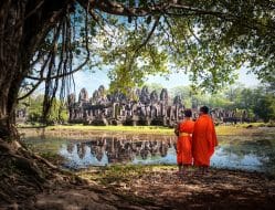 Moines devant le temple d'Angkor Vat au Cambodge