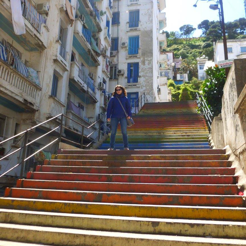 Arméline prenant la pose dans les rues d'Alger