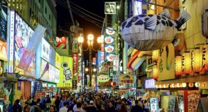 Une rue animée à Osaka de nuit avec des néons lumineux