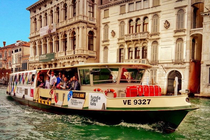 Un vaporetto à Venise, transports
