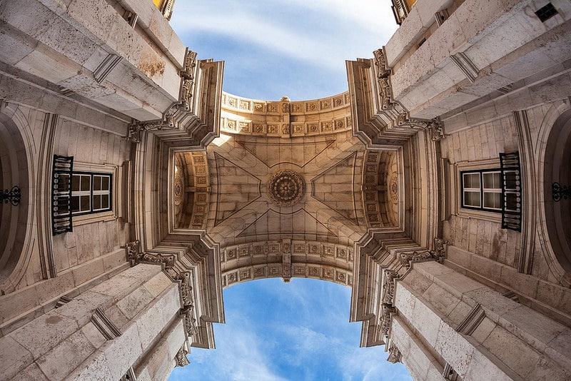 Sous l'arc de triomphe de Lisbonne