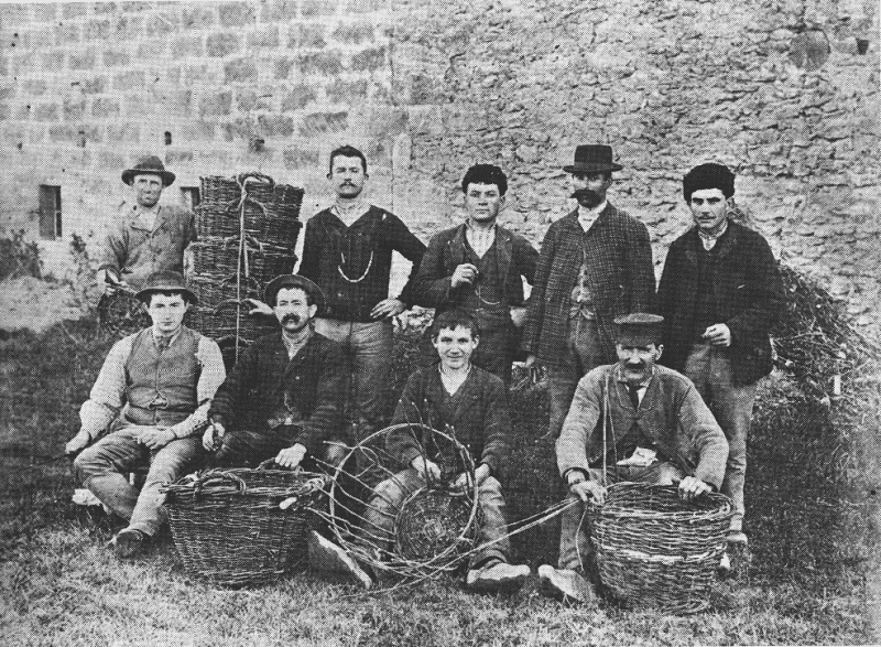 Un maître vannier de Vallabrègues et ses ouvriers vers 1890