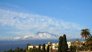 Vue du Mont Etna en éruption avec colonne de fumée