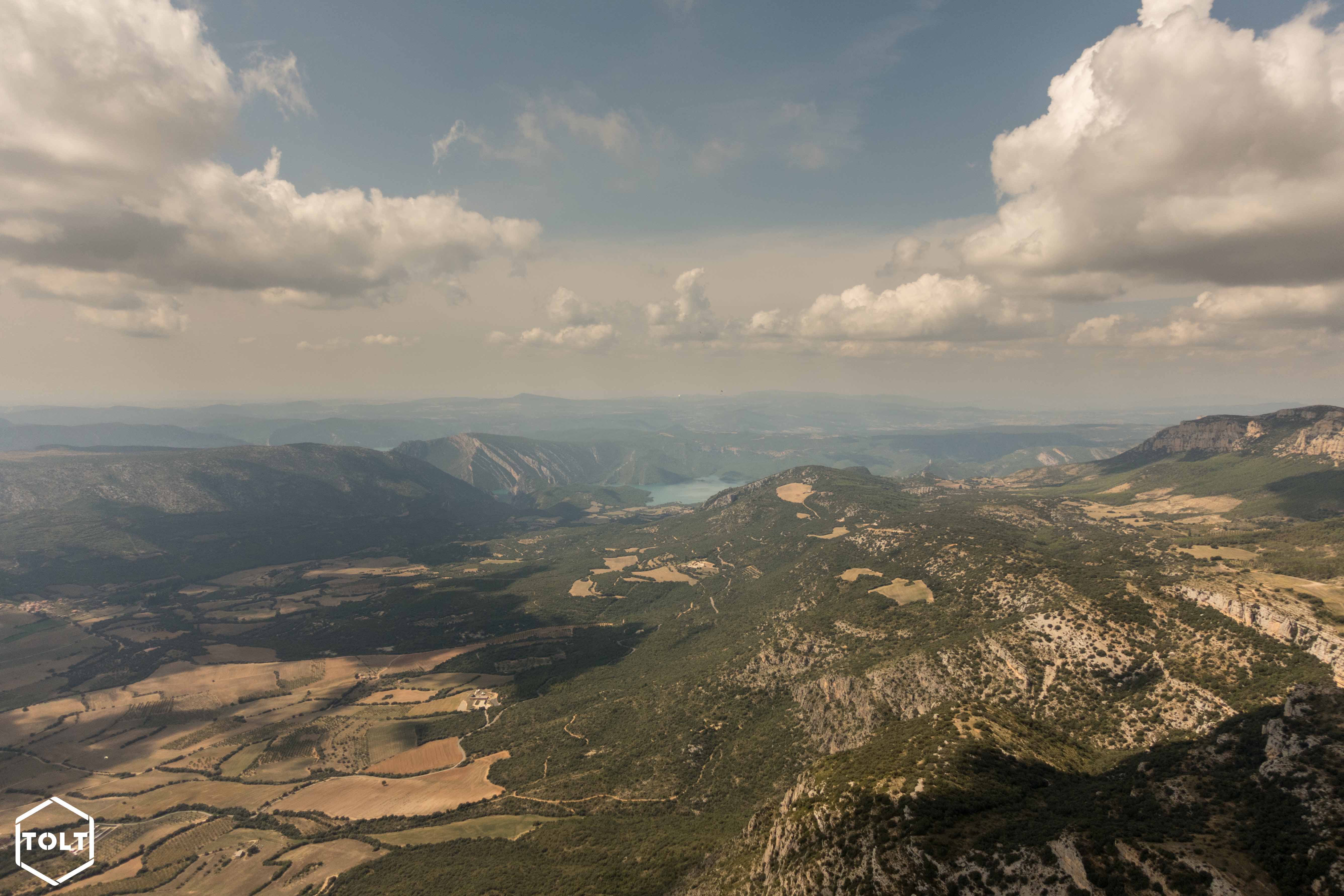 La vallée d’Àger avec le lac de Terradets au loin.