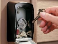 Airbnb : que choisir entre un service de remise de clés et un coffre à clés ?