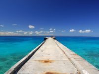 Guide de voyage pour la Nouvelle-Calédonie, présentant une plage et un paysage tropical