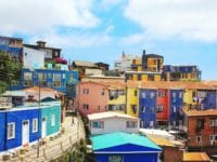 vue panoramique de Valparaiso avec bâtiments colorés et océan en arrière-plan
