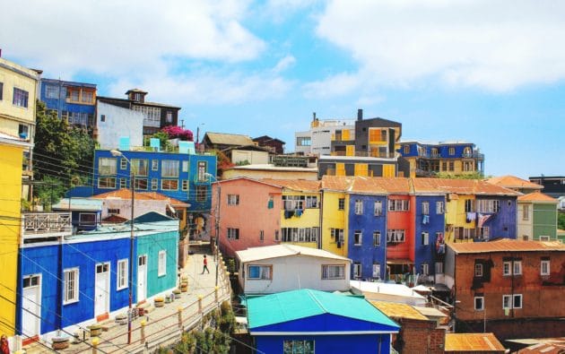 vue panoramique de Valparaiso avec bâtiments colorés et océan en arrière-plan
