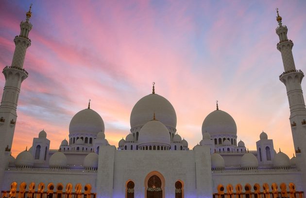 Vue extérieure de la Mosquée Cheikh Zayed à Abu Dhabi au coucher du soleil