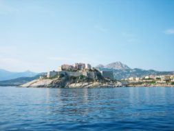 Vue panoramique sur la ville de Calvi en Corse