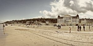 Vue panoramique de la plage de Deauville avec parasols colorés