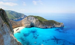 Paysage côtier de Grèce avec des maisons blanches et mer bleue