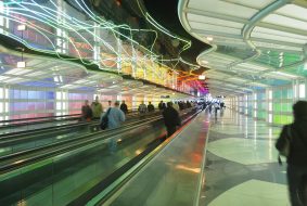 aéroport bondé avec des voyageurs et leurs bagages