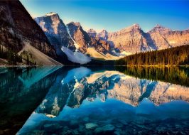paysage canadien avec montagnes et lac lors d'une journée ensoleillée