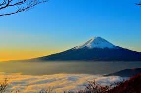 Vue du Mont Fuji avec ciel clair et quelques nuages