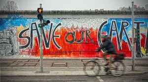 Mur de Berlin avec graffiti coloré