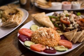 assortiment de plats traditionnels grecs sur une table