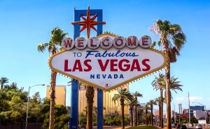 Vue nocturne colorée du Strip de Las Vegas avec des lumières éclatantes et des hôtels célèbres