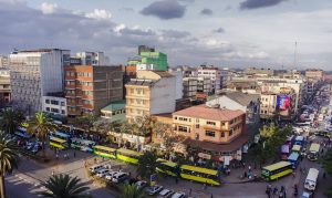 vue panoramique de Nairobi avec des bâtiments modernes et des arbres