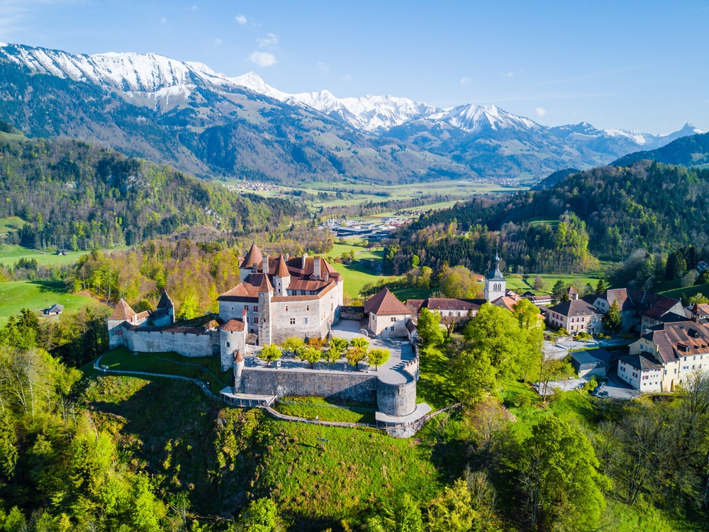 Vue aérienne de la ville médiévale de Gruyeres, célèbre château de Gruyeres, canton de Fribourg, Suisse, fond d'Écran nature