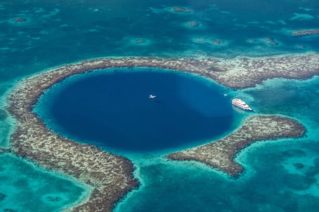 Plongez dans les mystères du Grand Trou Bleu au Belize