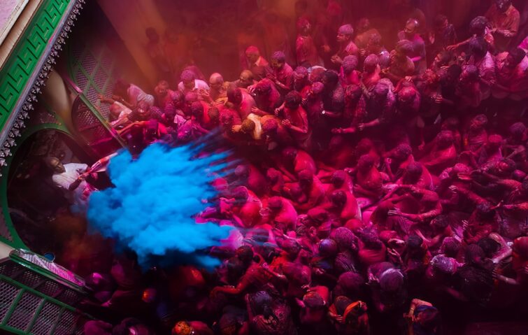 festival Holi en Inde avec personnes jetant de la poudre colorée