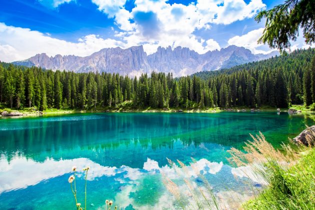 Le Lac de Carezza en Italie : décor alpin et fresque arc-en-ciel