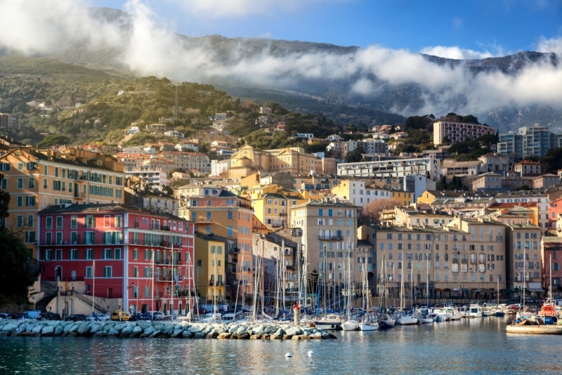 Corse, le Vieux-port de Bastia et ses maisons colorées