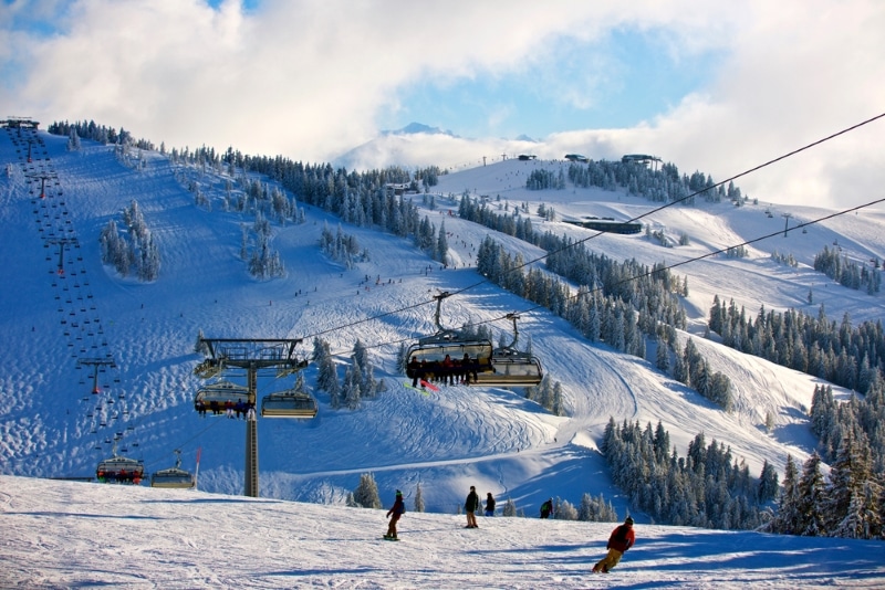 Téléphérique siège montagnes en Autriche pour le ski