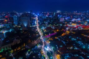Vue nocturne des bâtiments illuminés de Surabaya