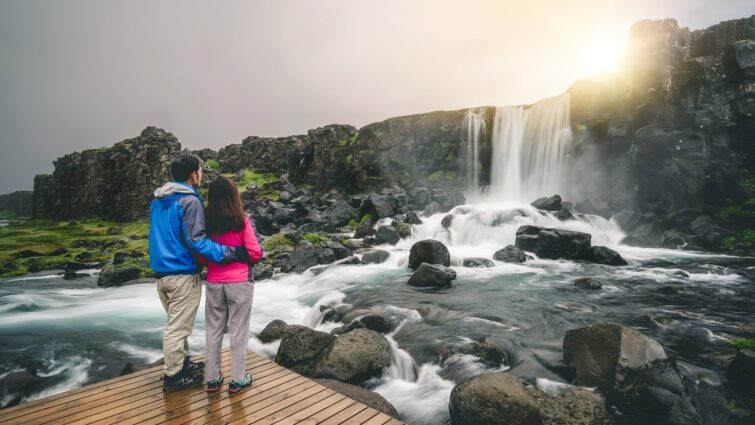 cascade thingvellir islande couple