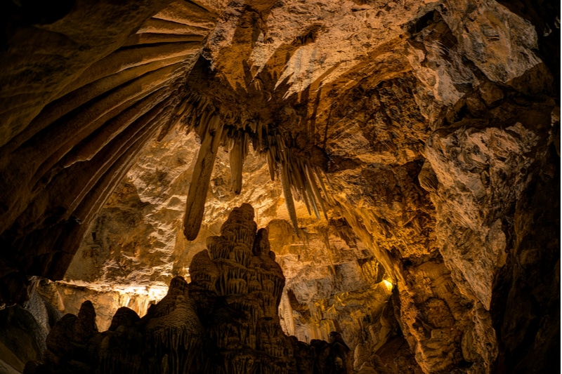 Grotte de stalactites à Antiparos