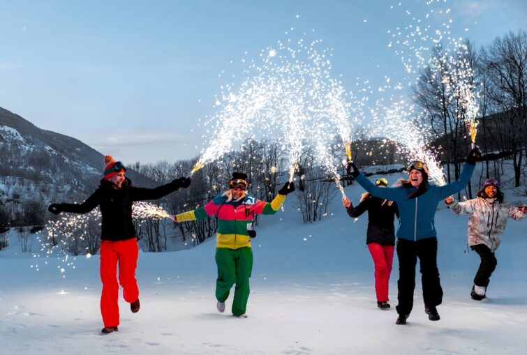 Groupe de jeunes gens jour de l an station de ski