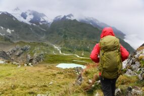 femme qui marche dans une randonnée en montagne en Europe