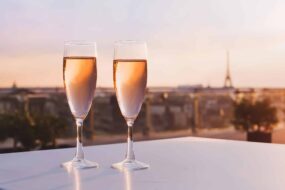 Vue panoramique de la Tour Eiffel depuis un rooftop à Paris avec champagne