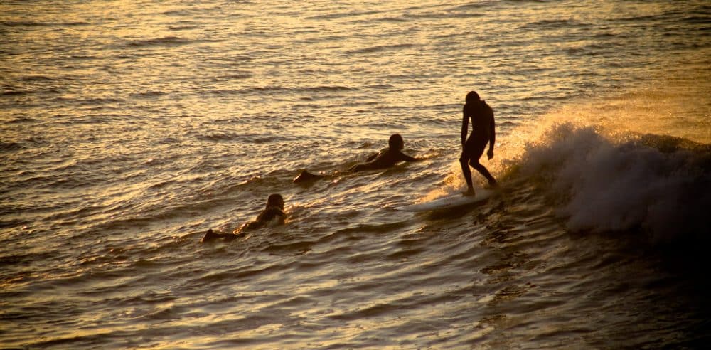 Surfeurs à Lafiténia, coucher de soleil