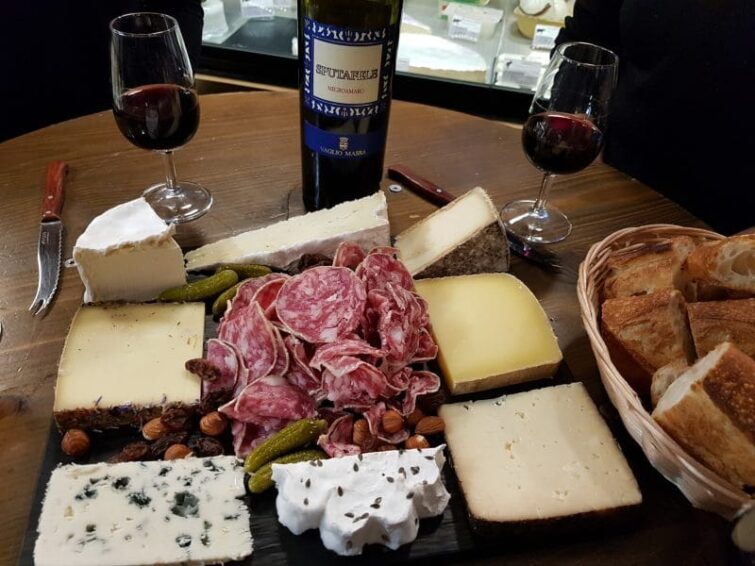 14 endroits où faire une dégustation de vins et fromages à Paris