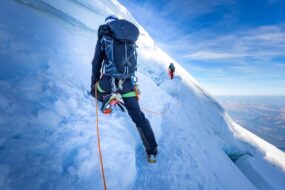 escalade a chamonix alpes dans la glace
