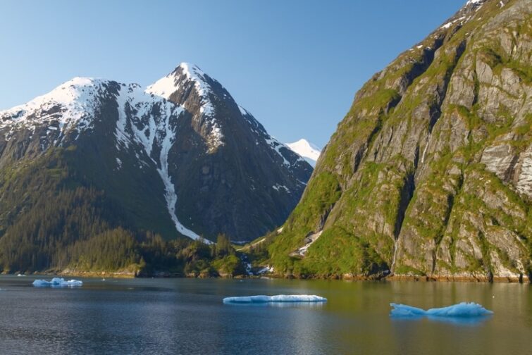 fjord en alaska montagnes et eau