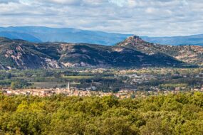 Vue panoramique sur l'Ardèche près de la grotte Chauvet