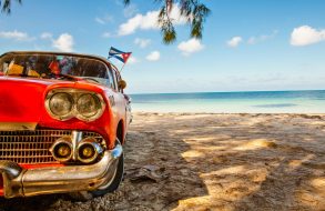 Plage cubaine avec voiture américaine typique