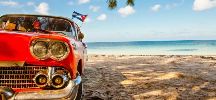 Plage cubaine avec voiture américaine typique