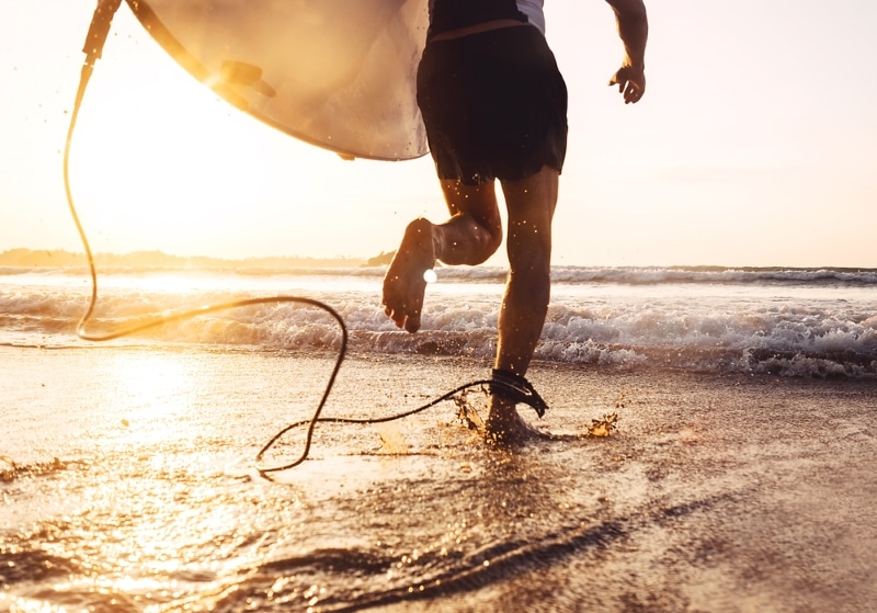 surfer à la torchere mec qui court vers l ocean
