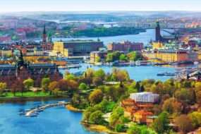 visiter stockholm suede vue sur la ville avec arbre et bras de mer ecolo