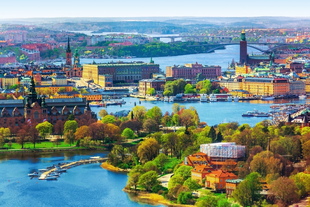 visiter stockholm suede vue sur la ville avec arbre et bras de mer. Ville la plus écologique du monde