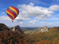 Ballon à air chaud survolant le volcan. Auvergne, France